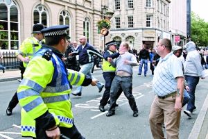 英伯明翰爆发种族冲突90人被捕