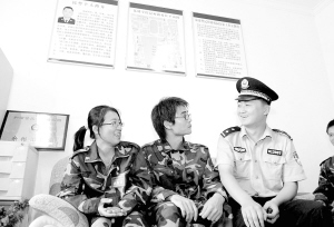 今后，民警余彬将带领政法系学生共同维护学校治安。记者杜文蕾摄