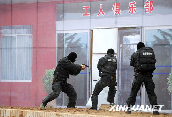 这是武警战士在反恐演习预演中（9月9日摄）。
