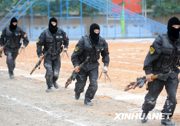 这是武警战士在反恐演习预演中（9月9日摄）。