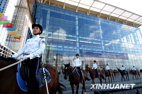 9月12日，英姿飒爽的大连女骑警在2009夏季达沃斯年会主会场世界博览广场前列队礼仪执勤。当日是2009夏季达沃斯年会的最后一天。