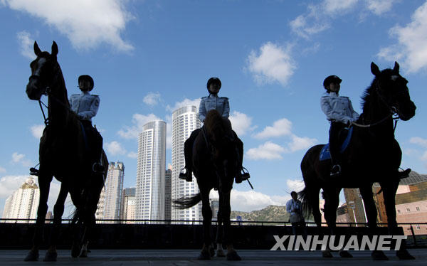 9月12日，英姿飒爽的大连女骑警在2009夏季达沃斯年会主会场世界博览广场前列队礼仪执勤。当日是2009夏季达沃斯年会的最后一天。