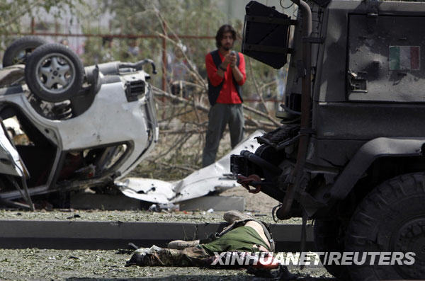 9月17日，在阿富汗首都喀布尔一爆炸现场，一名北约士兵被炸身亡。阿富汗首都喀布尔当日中午发生针对北约领导的驻阿富汗国际安全援助部队车队的自杀式汽车炸弹爆炸事件，造成至少6人死亡、10人受伤。 