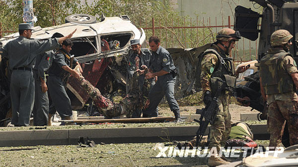 9月17日，在阿富汗首都喀布尔，阿富汗警察搬运被炸死的国际安全援助部队士兵的尸体。当天，阿富汗首都喀布尔市中心使馆区附近发生剧烈爆炸，具体伤亡情况不详。