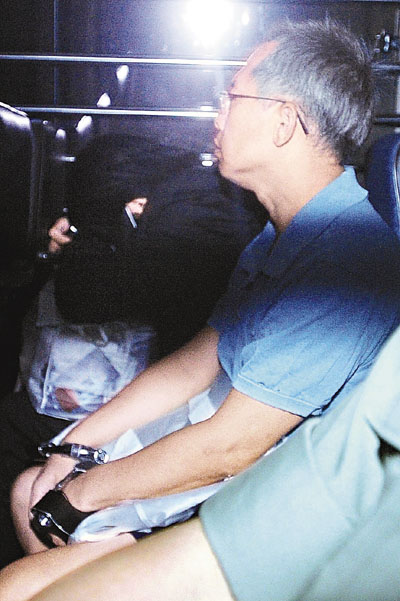淫警梁礼仲，承认在旺角警署内强奸及非礼报案人，被重判入狱12年后，被囚车载往监狱服刑。
