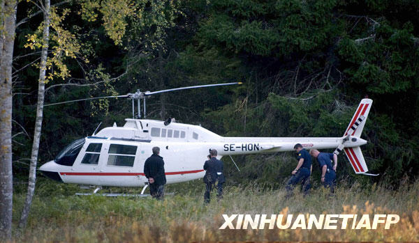 9月23日，在瑞典首都斯德哥尔摩北部，警方在一架用于盗窃的直升飞机附近勘察。瑞典警方23日说，一伙窃贼当日凌晨驾驶直飞机偷盗了斯德哥尔摩一家保安公司的金库，目前尚不清楚金库的损失情况。 