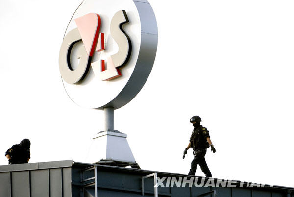 9月23日，在瑞典首都斯德哥尔摩，警方在一家被盗窃的保安公司房顶上勘察。瑞典警方23日说，一伙窃贼当日凌晨驾驶直飞机偷盗了斯德哥尔摩这家保安公司的金库，目前尚不清楚金库的损失情况。 