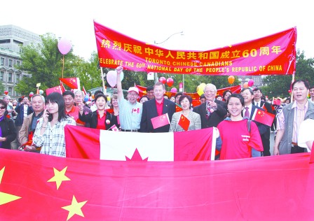 加逾40华社举办国庆大巡游多伦多警队首次参加