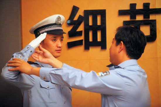 京城最帅交警孟昆玉登上彩车接受检阅(组图)