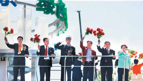 京城最帅交警孟昆玉登上彩车接受检阅(组图)