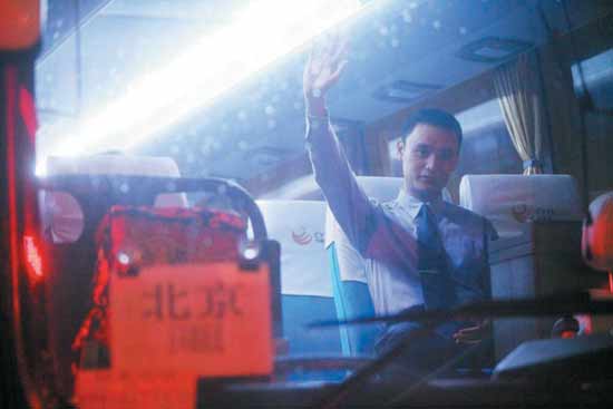 京城最帅交警孟昆玉登上彩车接受检阅(组图)