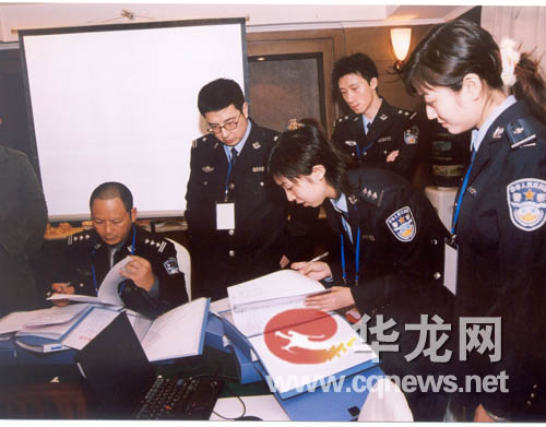 重庆打黑警官过劳病逝家属获百万救助(组图)