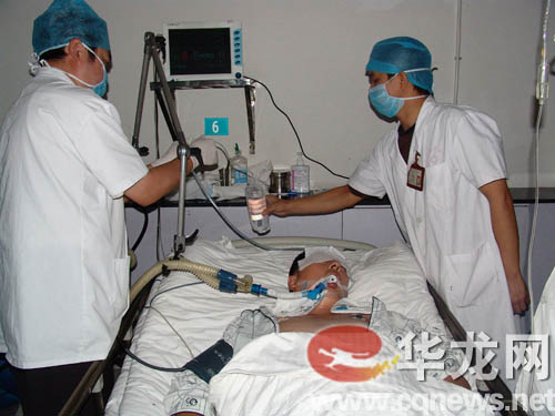 重庆打黑警官过劳病逝家属获百万救助(组图)