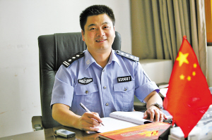 有个警察叫建国生日就是“１１０”