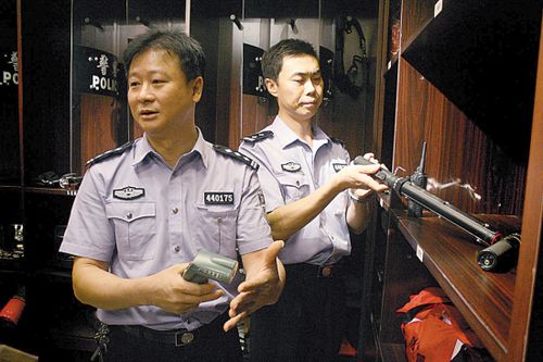 刑事审判少不了法警这一“绿叶”