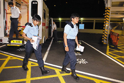 在加连威老道夜总会内查牌搜毒遇袭的2名女警受伤送院敷治