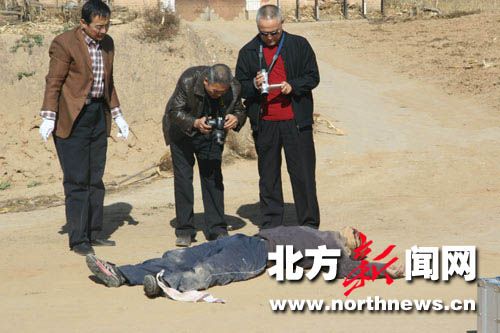法医拍摄被击毙的一个越狱逃犯照片