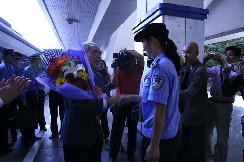 青年民警给陈善珉献花表示敬意。