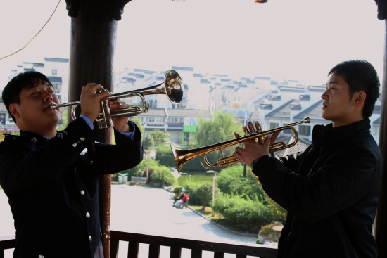 墨阳《警察进行曲》当起警察乐团小号手(图)