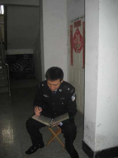 群众利益无小事 臧广颐：一个流动的社区警务室(组图)