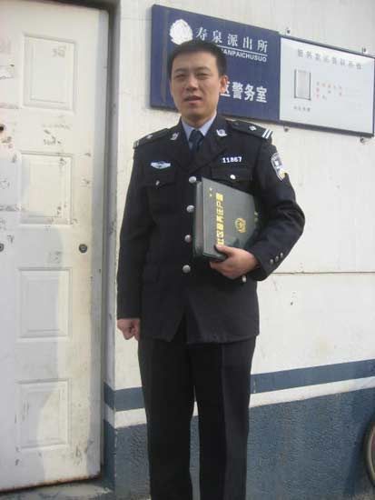 群众利益无小事 臧广颐：一个流动的社区警务室(组图)