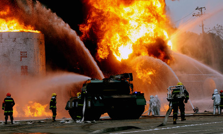 消防坦克灭火
