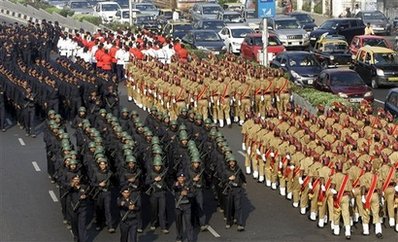 印度警察纪念孟买恐怖袭击事件1周年(组图)