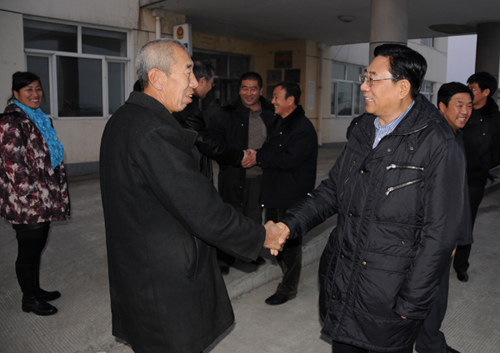 同广宁村村民握手