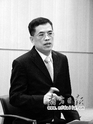 张国华,1999年12月20日起正式出任澳门特别行政区保安司司长一职,2004年12月4日被任命为特区第二届政府保安司司长。　　2009年11月23日,张国华成功连任。10年来,张国华和广东省公安系统的联系异常紧密,言谈间也连连对广东省的警察表达谢意。