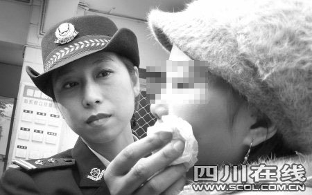 成都女警自费建“爱心网” QQ救下轻生女