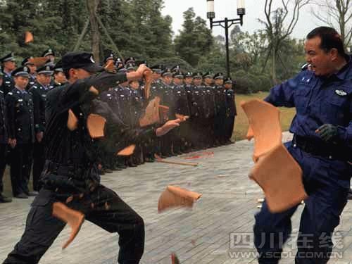 成都市公安局青羊分局警察训练基地今日启动(组图)