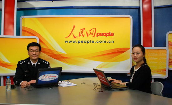 公安部交通管理局副局长李江平接受人民网记者杨艳采访。（孝金波摄）