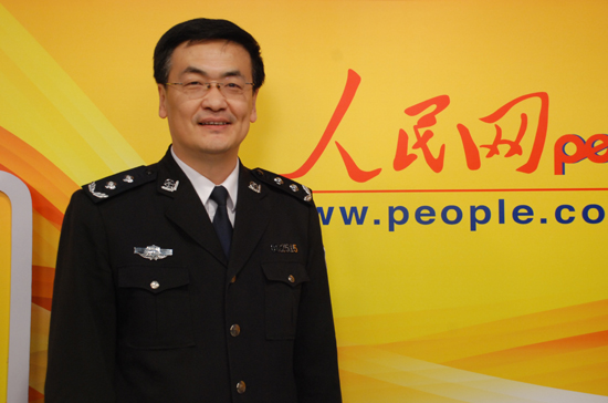 公安部交通管理局副局长李江平作客人民网。（记者 孝金波摄）