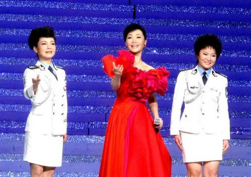 成龙宋祖英吕薇亮相公安部春晚 主打温情牌