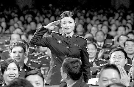 “温柔一刀”上公安部春晚 听相声说“温柔一刀”(图)