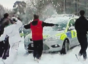 英百余名少年用雪球攻击警车(图)