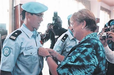 武汉11名赴利比里亚维和民警获授和平勋章