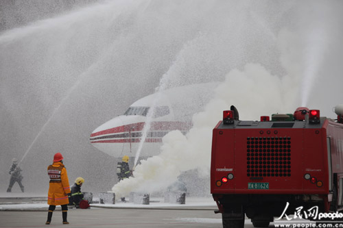 上海举行航空器应急救援演练 (6)