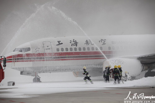 上海举行航空器应急救援演练 (4)