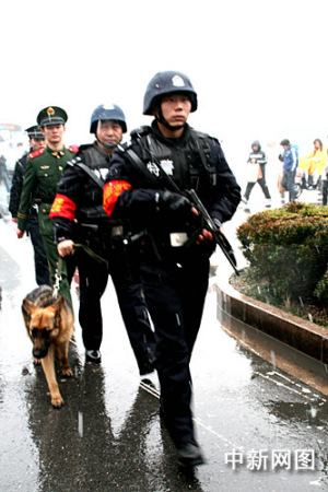 扬州警方配备冲锋枪巡防震慑违法犯罪分子(图)