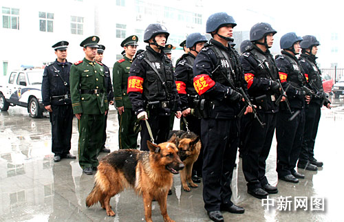 扬州警方配备冲锋枪巡防震慑违法犯罪分子(图)