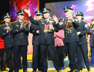 警嫂“诉苦”并骄傲着