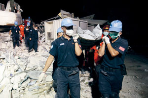 据推测遇难中国维和队员震后曾试图逃生