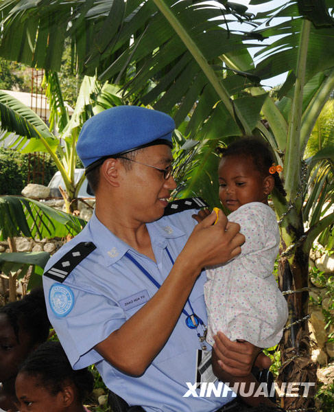  这是赵化宇在海地太子港的一所孤儿院看望孤儿的资料照片（2009年12月25日摄）。