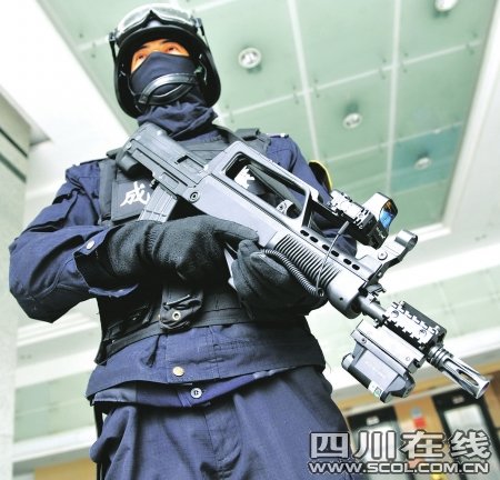 成都特警将配备“拐弯枪”等高科技武器(图)
