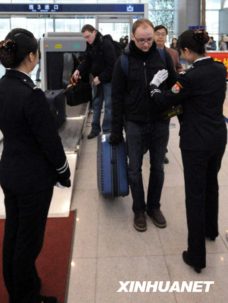 1月24日，女安检员在进行安检。