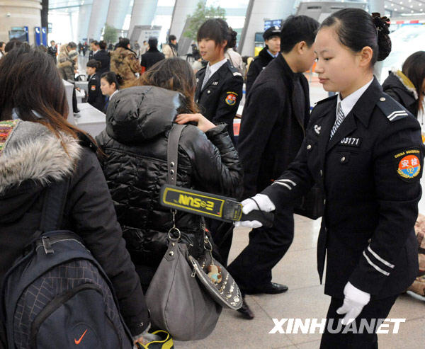1月24日，女安检员在进行安检。