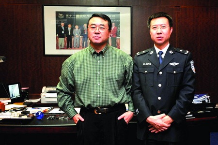 王立军（左）与周京平