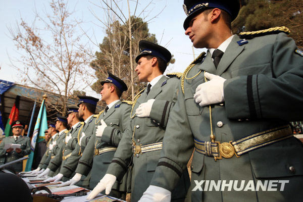 2月3日，在阿富汗首都喀布尔，警校学员们在毕业典礼上宣誓。