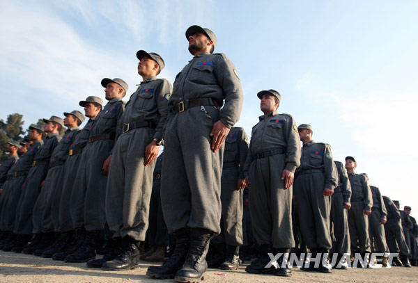 2月3日，在阿富汗首都喀布尔，警校学员们参加毕业典礼。